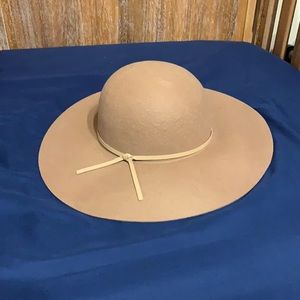 Selling a new with tags hat.